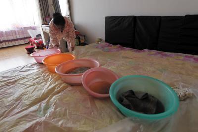 禄丰楼上漏水，住户失联，小区没物管，业主维权难！律师来支招……